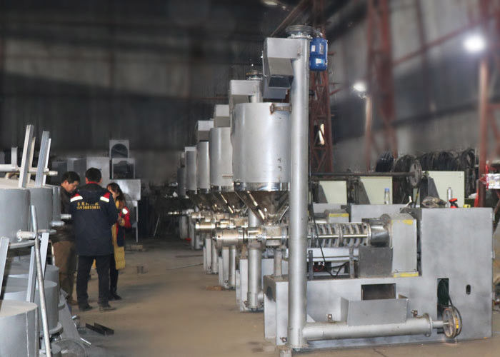 ความเร็วกระบอก 60-100 RPM เครื่องสกัดน้ํามันถั่วเหลืองเพื่อประโยชน์ของผู้ซื้อ
