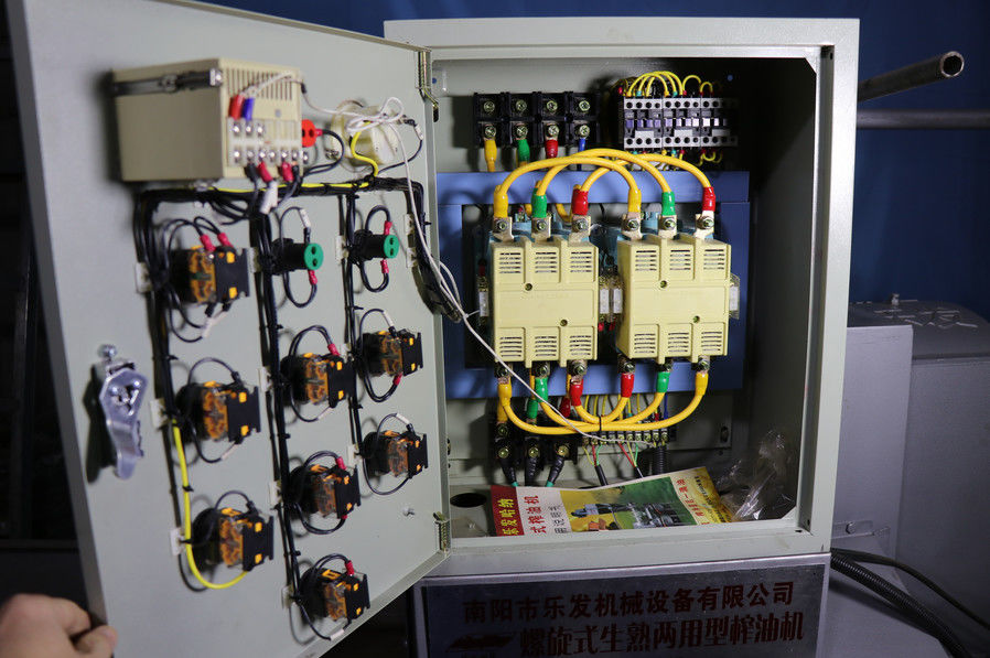 ความเร็วกระบอก 60-100 RPM เครื่องสกัดน้ํามันถั่วเหลืองเพื่อประโยชน์ของผู้ซื้อ